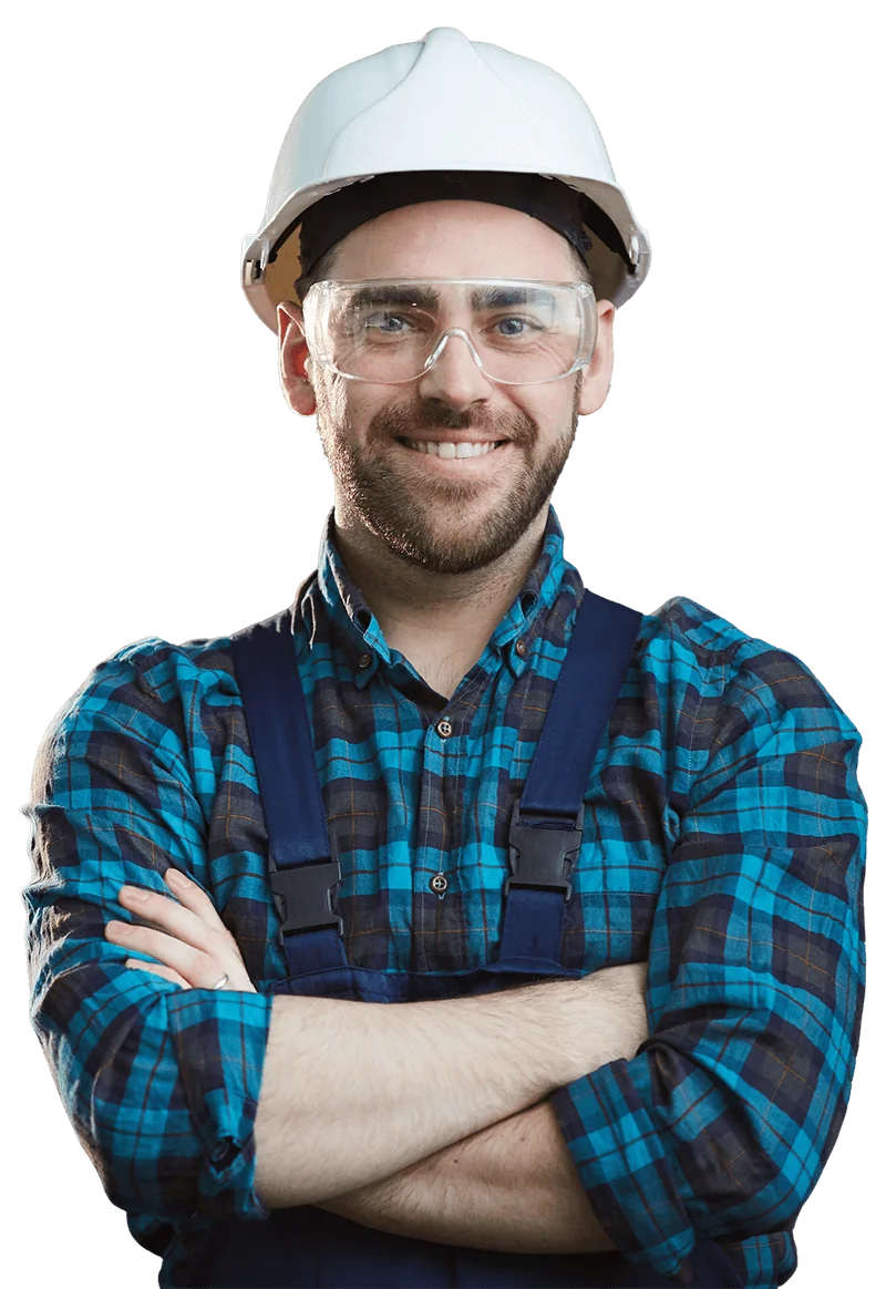 Lächelnder Handwerker mit Schutzhelm