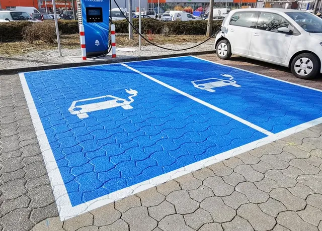 Markierter E-Auto-Parkplatz in Blau